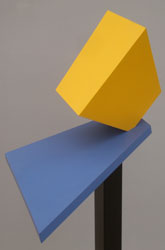 Rê - 1999<br><span>Acrylique sur bois; socle en métal, hauteur sur socle: 134 cm,<br>envergure ombre bleue: 66 cm</span>