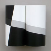 Composition 7 - 2007<br><span>Acrylique sur matière plastique et bois, 32 x 32 x 18 cm</span>