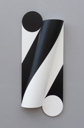 Symétrie dynamique et alternative dans le plan et le cylindre (4)<br>- 2012<br><span>Acrylique sur bois et matière plastique, 80 x 32 x 9,5 cm</span>