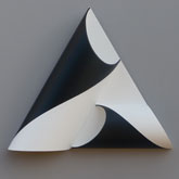 Dynamique du triangle - 2011<br><span>Acrylique sur bois et matière plastique, 59 cm de côté x 12 cm</span>