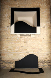 Vague- 2011<br><span>Acrylique sur bois, 2 plans inversés: 100 x 170 cm,<br>bords de fenêtre et réplique de la courbe au sol: 25 cm</span>